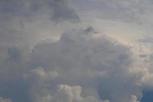 tempo tempestuoso e nuvens escuras foto