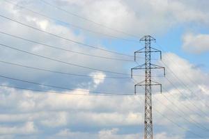 poste de eletricidade e céu com nuvens foto