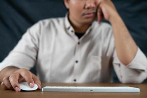 surabaya, indonésia 09 28 2022. homem de negócios triste olhando para a tela do computador foto