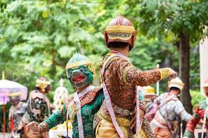 o desempenho da história do drama tradicional tailandês khon épico, ramakien ou ramayana com o macaco branco hanuman e outros. foto