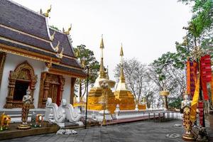 wat phra that doi tung, famoso templo ao norte da tailândia. texto tailandês no centro da parte inferior da imagem que o lado esquerdo significa, por favor, tire os sapatos e o lado direito significa senhora proibida de entrar. foto