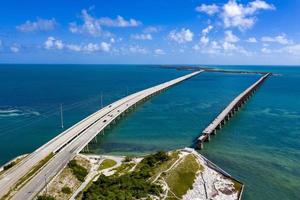 Key West Island Florida Highway e pontes sobre a vista aérea do mar foto