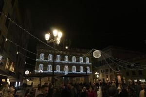 chiavari, itália - 23 de dezembro de 2018 - cidade medieval histórica está cheia de pessoas para o natal foto