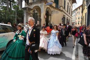 Gênova, Itália - 5 de maio de 2018 - desfile de vestidos do século 19 para exibição da Euroflora no cenário único do Nervi foto