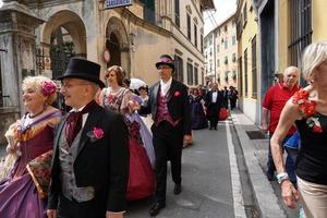 Gênova, Itália - 5 de maio de 2018 - desfile de vestidos do século 19 para exibição da Euroflora no cenário único do Nervi foto