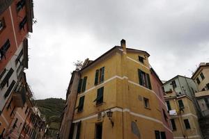 vernazza, itália - 23 de setembro de 2017 - turista em cinque terre em dia chuvoso foto