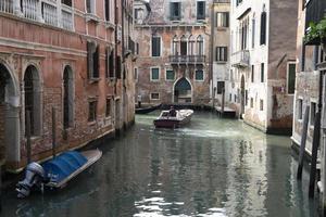 veneza, itália - 15 de setembro de 2019 - passeio de gôndola em veneza foto