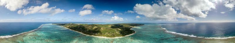 vista aérea da ilha raratonga nas ilhas cook da polinésia foto