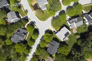 bairro americano de classe média alta com rua curva em maryland foto