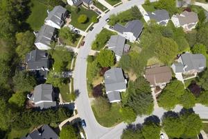 bairro americano de classe média alta com rua curva em maryland foto