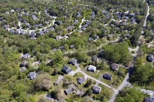 bairro americano de classe média alta com rua curva em maryland foto