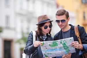 casal de turistas felizes viajando de férias na europa sorrindo felizes. casal caucasiano. foto