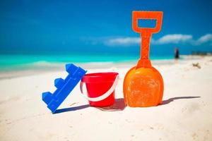 brinquedo de praia infantil de verão na areia branca foto
