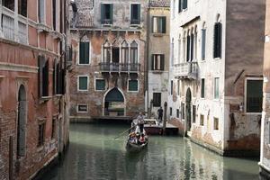 veneza, itália - 15 de setembro de 2019 - passeio de gôndola em veneza foto