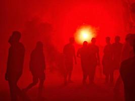 fumaça vermelha demonstração de protesto de silhueta de pessoas negras foto