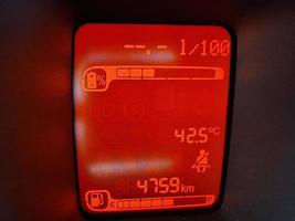 muito quente dentro do indicador de temperatura do carro mais de 40 graus celsius foto