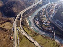 vista aérea da rodovia a7 milão para gênova foto