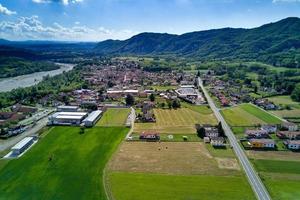 vista aérea da vila rural italiana de borghetto di borbera foto