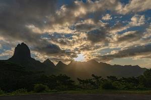 maravilhoso pôr do sol em moorea polinésia francesa foto