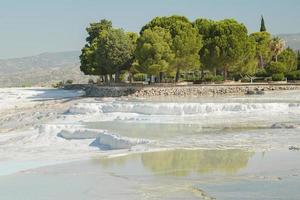 terraços de travertino em pamukkale em denizli, turkiye foto