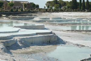 terraços de travertino em pamukkale em denizli, turkiye foto