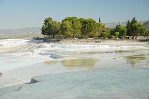 terraços de travertino em pamukkale em denizli, turkiye foto