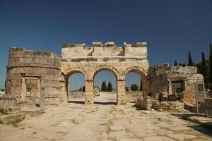 portão frontinus na cidade antiga de hierapolis em pamukkale, denizli, turkiye foto