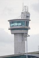 torre de controle de tráfego aéreo do aeroporto de ataturk em istambul, turkiye foto