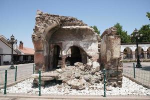 ruína perto da mesquita haci bayram em ancara, turkiye foto