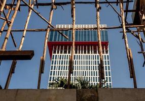 poste de madeira temporário para suportar a estrutura de concreto de um prédio em construção foto