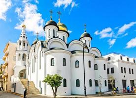 igreja branca ortodoxa russa com campanário na rua da velha havana, cuba foto