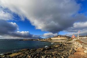 vista do antigo porto, igreja do nosso salvador e bandeira da Groenlândia ao fundo, centro histórico de nuuk foto