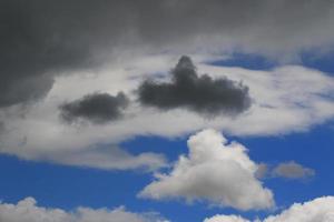 tempo tempestuoso e nuvens escuras foto