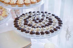 doces e biscoitos dispostos na mesa para festa de casamento foto