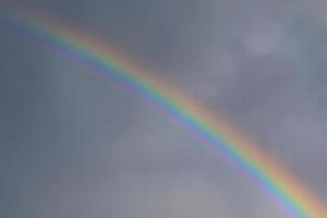 arco-íris sobre o céu tempestuoso. foto