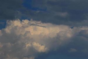 tempo tempestuoso e nuvens escuras foto