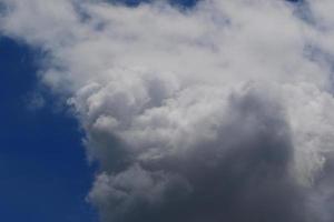 tempo tempestuoso e nuvens escuras foto