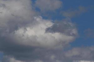 tempo tempestuoso e nuvens escuras foto