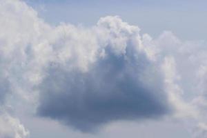 tempo tempestuoso e nuvens escuras foto