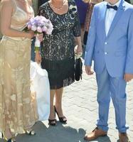 casamento tradicional romeno. os convidados estão reunidos na rua antes da cerimônia de casamento foto