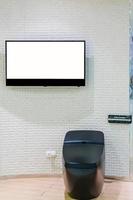 maquete de tv em um banheiro foto