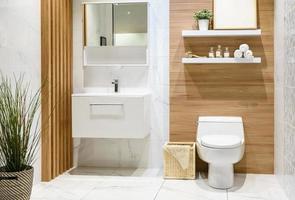 banheiro moderno de madeira clara foto