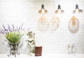 parede de tijolo moderna com prateleiras de madeira branca e decoração de conceito de moldura, lâmpada moderna foto