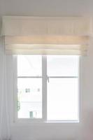 decoração interior de cortina branca em sala de estar com luz solar foto