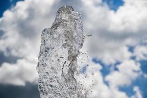 fonte espirrando água textura no céu foto