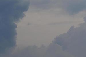 tempo tempestuoso e nuvens escuras foto