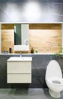 banheiro cinza e madeira foto