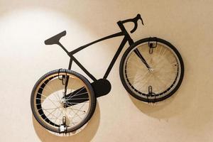 sala de estar moderna com bicicleta de madeira elegante pendurada na parede