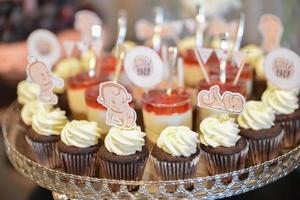 deliciosos doces dispostos na mesa para recepção de eventos foto