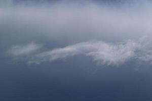 tempo tempestuoso e nuvens escuras foto